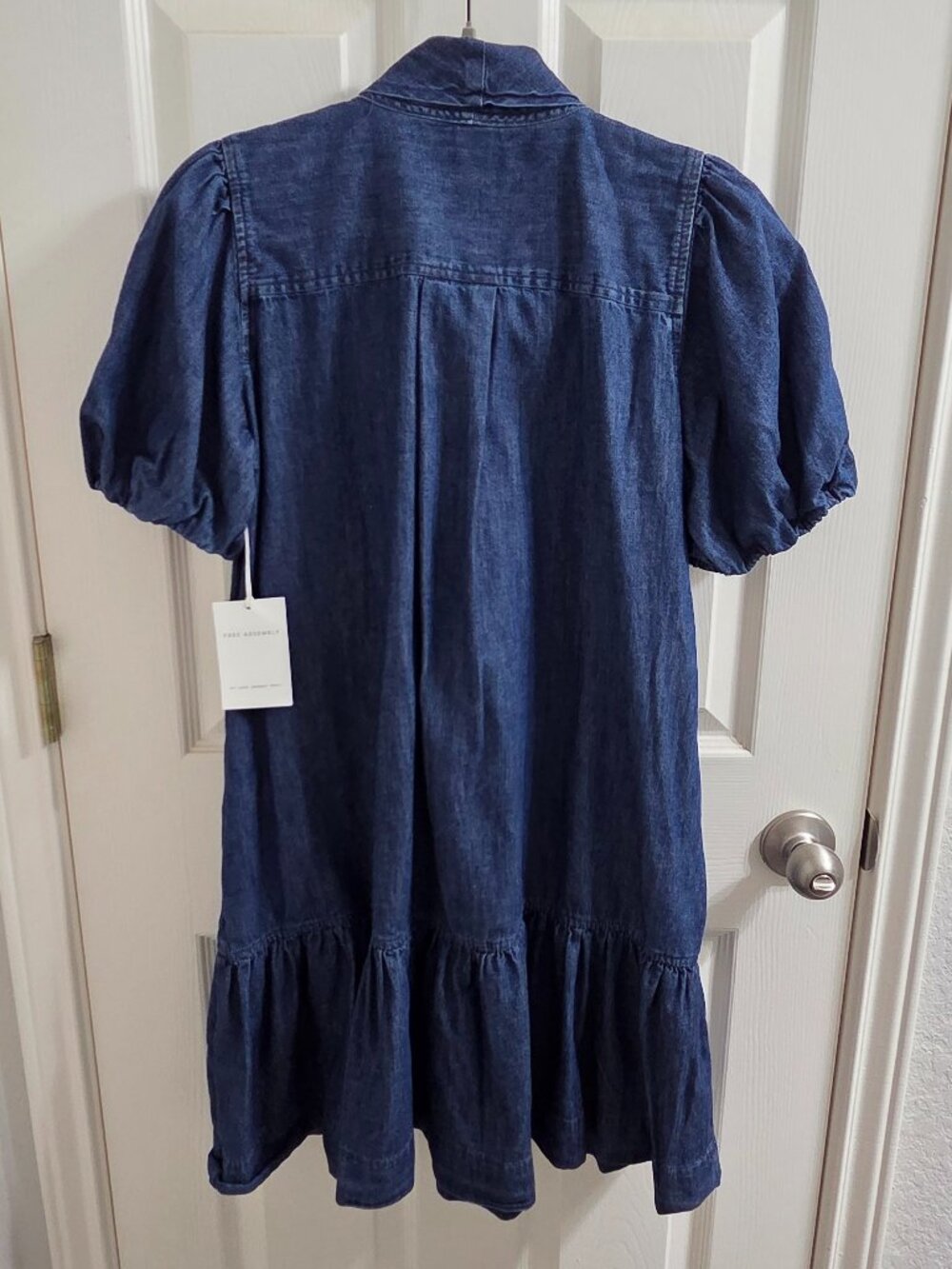 💙 Free Assembly Tie Neck Denim Mini Dress – Super Cute & On-Trend! 💙 - Picture 3 of 4